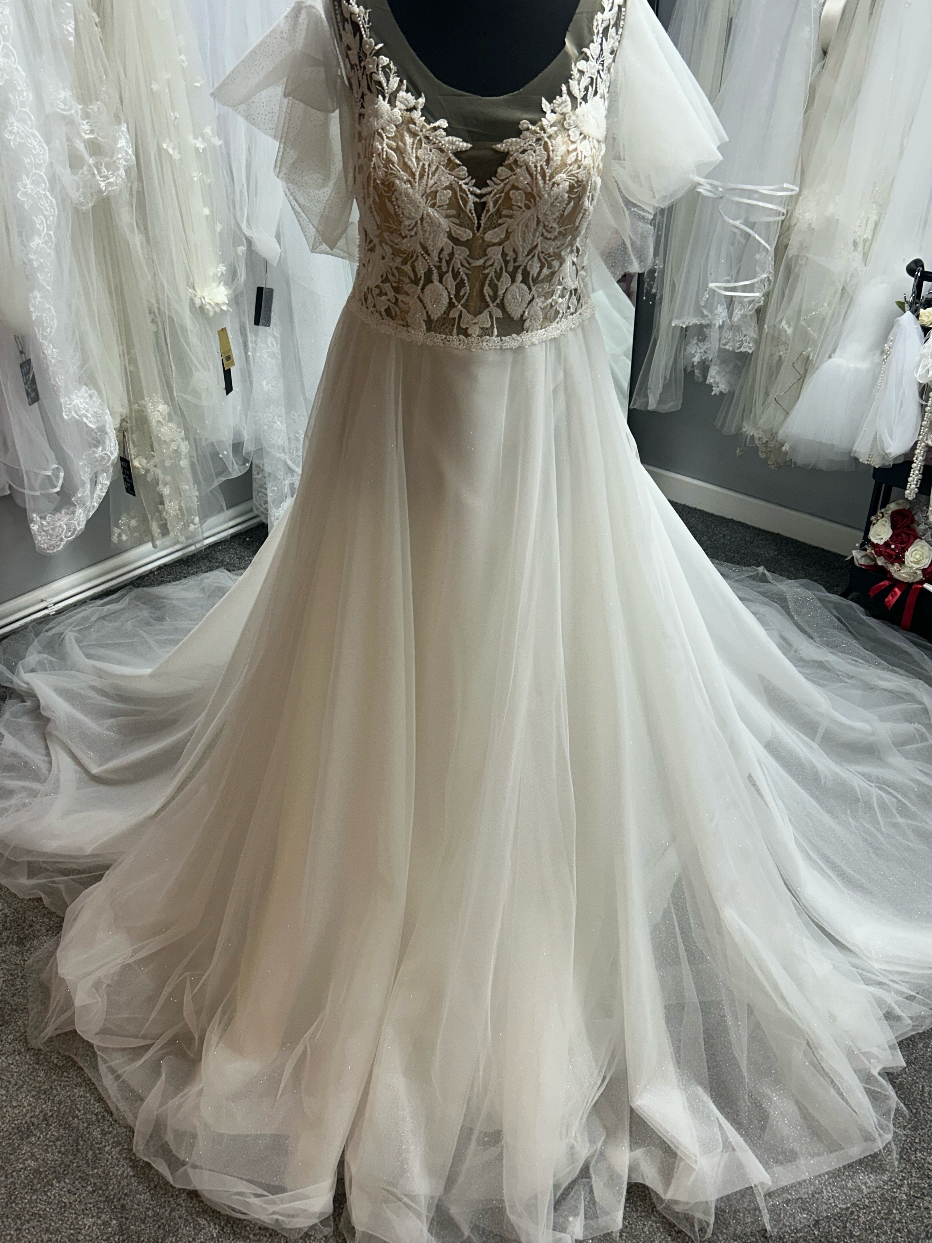 UK 8/10 Letisia by Monica Loretti