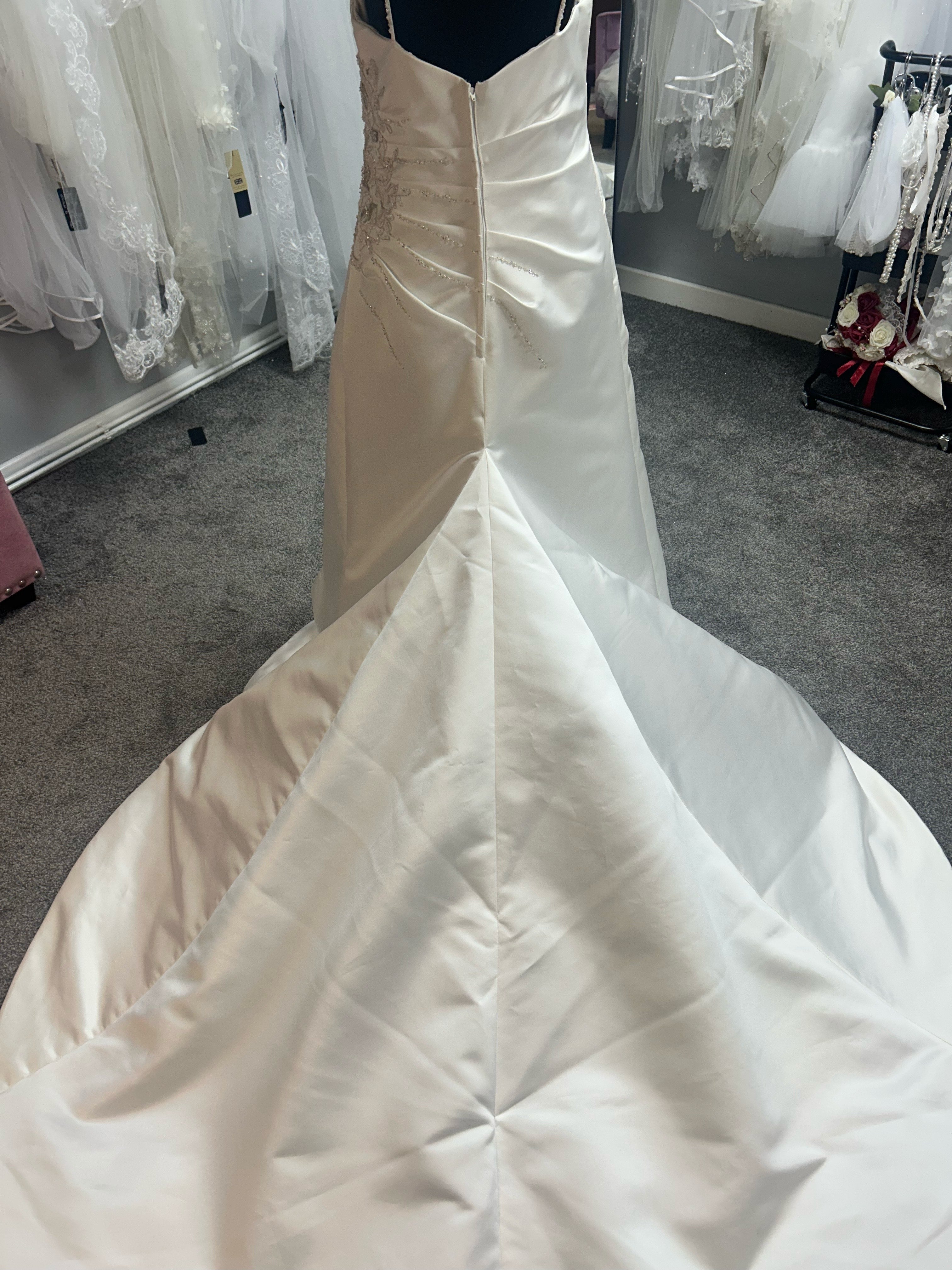 UK 10/12 OUA032 By Impression bridal